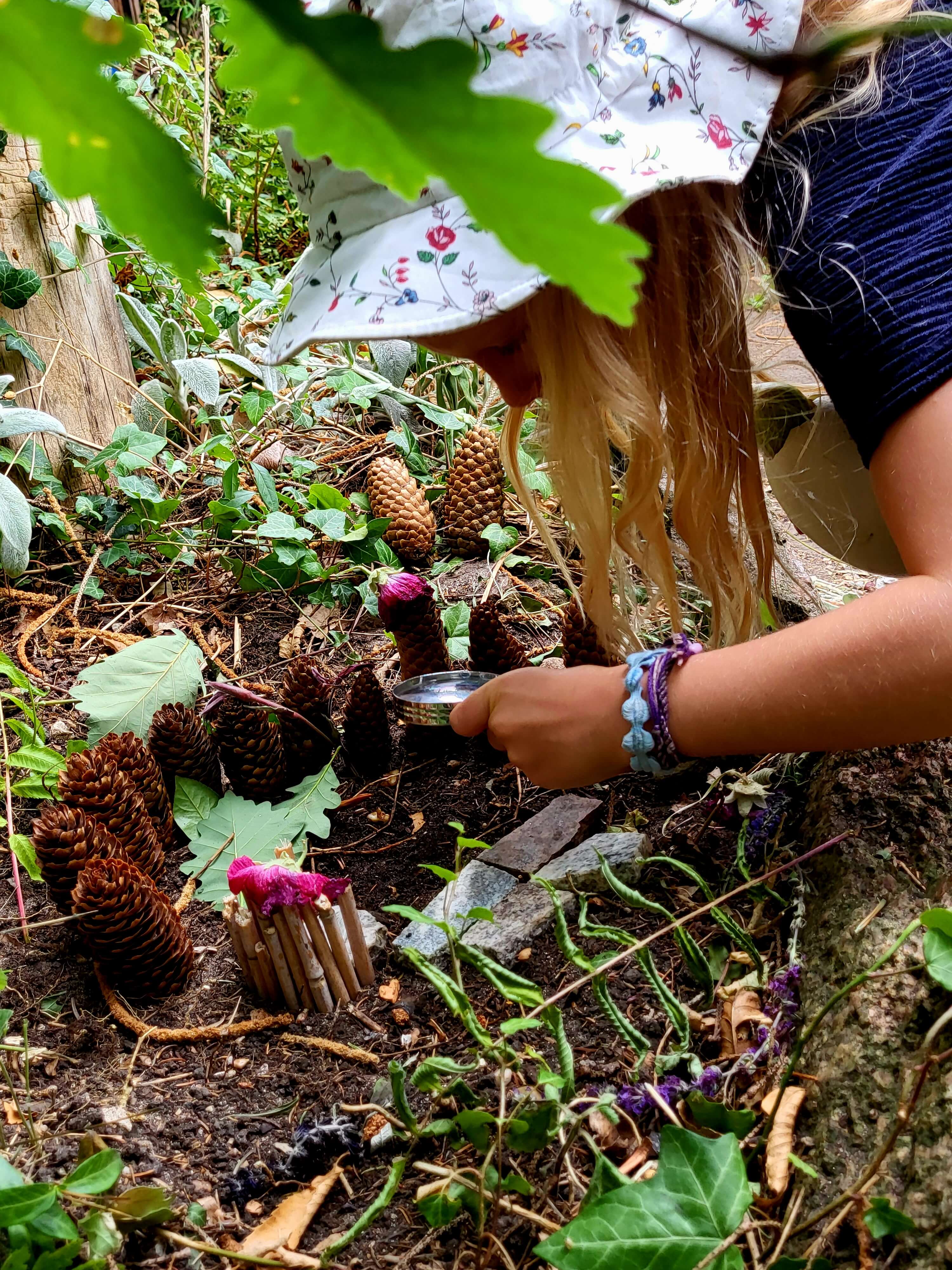 Kinder bauen eine Mikrowelt aus Naturmaterialien im Green Kids Camp